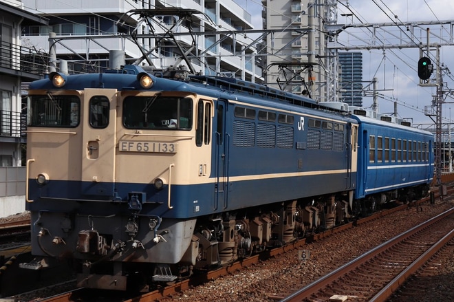 【JR西】EF65-1133＋オハ12-341入場配給を須磨海浜公園駅で撮影した写真