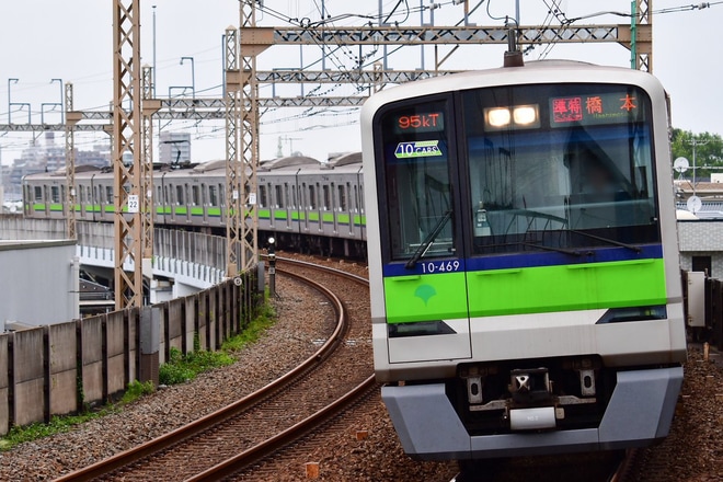 【京王】都営車を使用した準特急が運転を京王稲田堤駅で撮影した写真