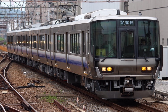 【JR西】223系HE428編成リニューアル工事を終えて試運転を高槻駅で撮影した写真