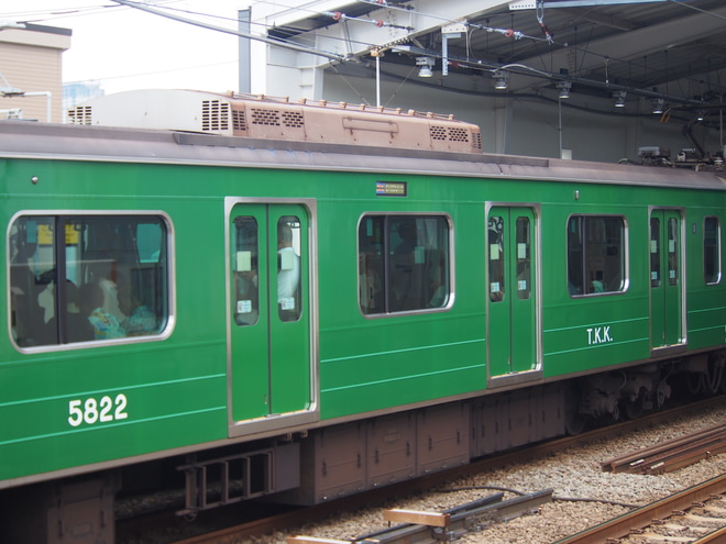 【東急】5000系5122Fの「旧5000系」ラッピング運行再開を祐天寺駅で撮影した写真