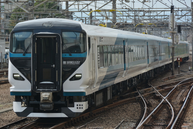 【JR東】E257系オオNA-04編成 長野総合車両センター出場を立川駅で撮影した写真
