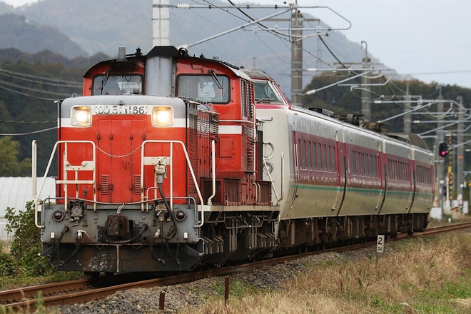 【JR西】381系4両がDD51-1186牽引で救援