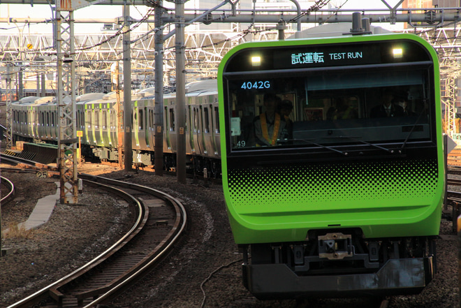 【JR東】E235系トウ49編成10号車組み込み試運転を新宿駅で撮影した写真