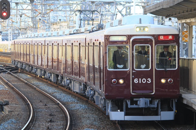 【阪急】6000系 6003F返却回送を十三駅で撮影した写真