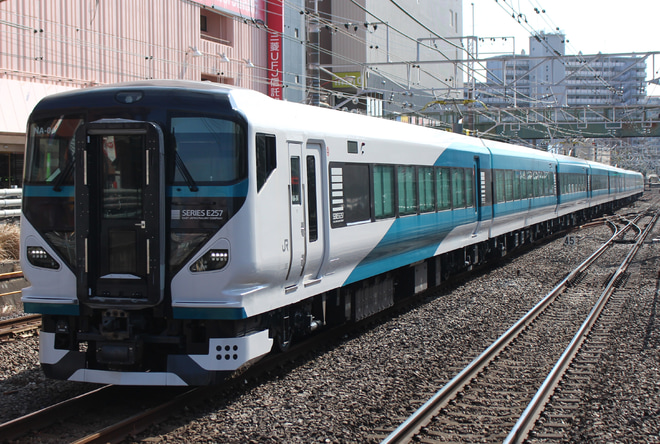 【JR東】E257系2000番台NA-04編成 幕張車両センターから返却を津田沼駅で撮影した写真