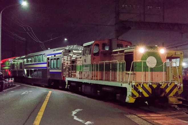 【JR東】横須賀・総武快速線E235系1000番台向けグリーン車2両 J-TREC横浜出場