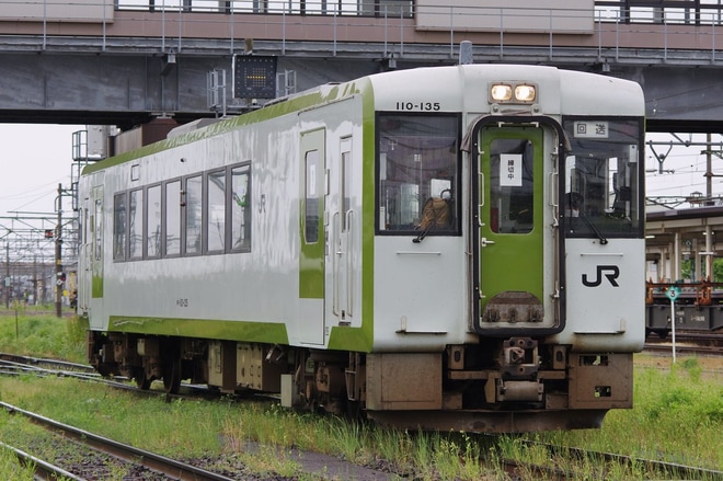【JR東】キハ110-135が郡山総合車両センター入場を新津駅で撮影した写真