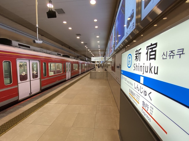 【小田急】1000形1059F(1059×4/ベルニナ塗装)を含む10連が新宿へを新宿駅で撮影した写真