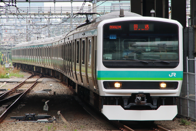 【JR東】E231系マト111編成東京総合車両センター出場回送を新宿駅で撮影した写真
