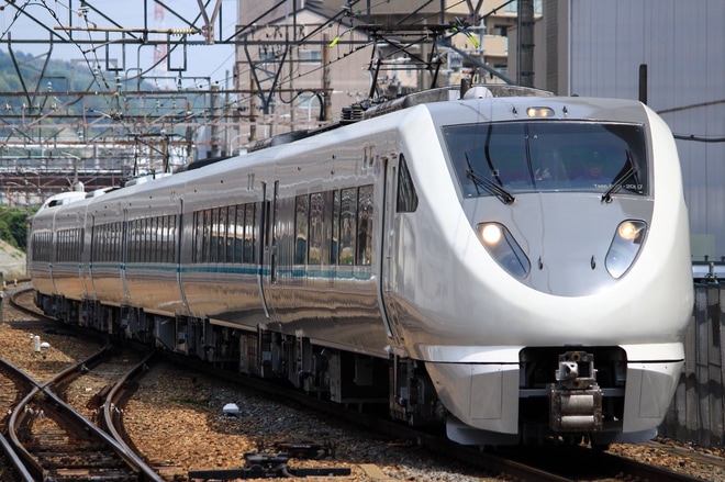 【JR西】289系J4編成本線試運転し半室グリーン化工事完了を高槻駅で撮影した写真