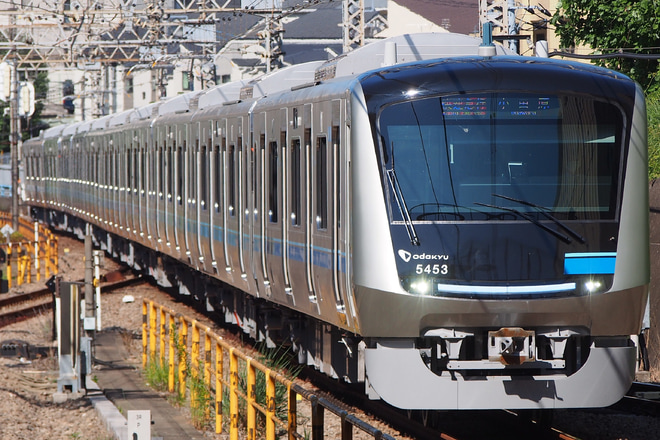 【小田急】5000形5053F 営業運転開始を新百合ヶ丘駅で撮影した写真