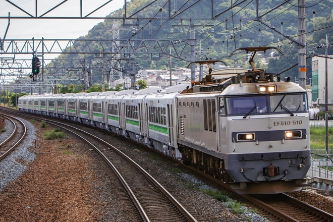 【JR北】H100形12両およびJR東GV-E400系1両甲種輸送を島本駅で撮影した写真