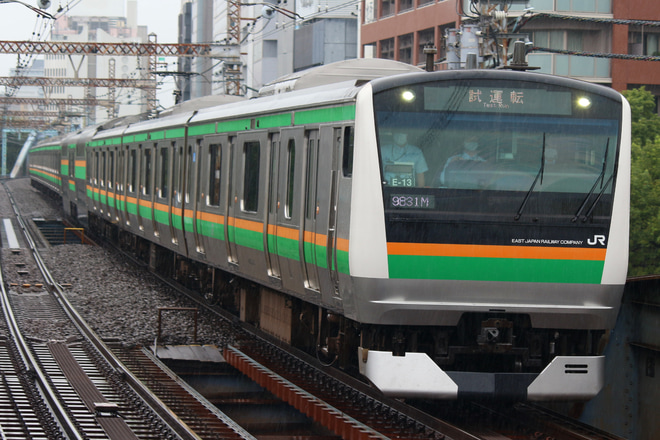 【JR東】E233系3000番台コツE-13編成を使用した高島貨物線・根岸線試運転を関内駅で撮影した写真