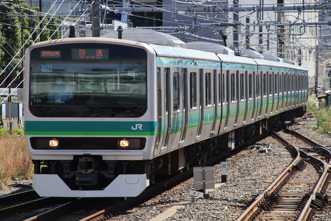 【JR東】E231系マト135編成東京総合車両センター出場回送を新宿駅で撮影した写真