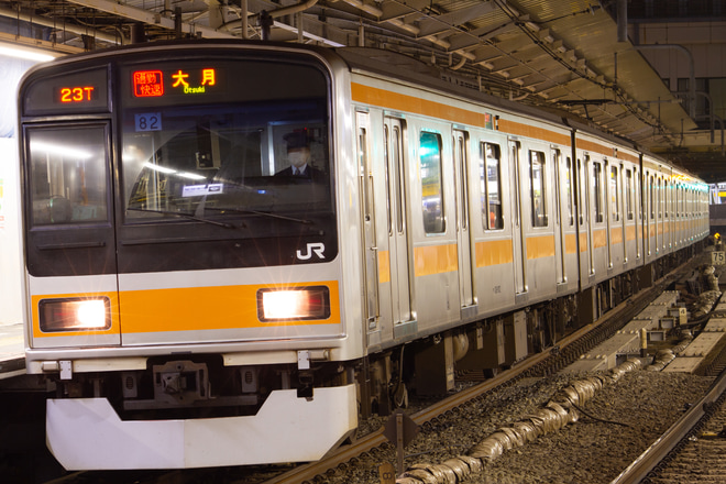 【JR東】209系豊田車による通勤快速大月行き運転を新宿駅で撮影した写真