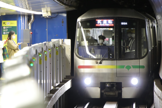 【都営】12-000形12-281F馬込車両検修場出場試運転を新宿駅で撮影した写真