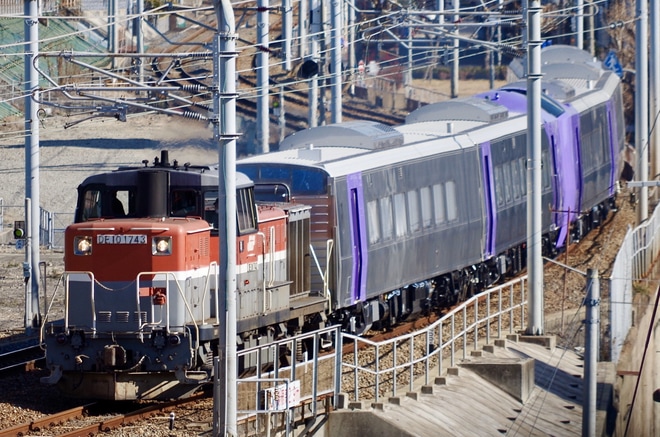 【JR北】キハ261系5000番台「ラベンダー」編成甲種輸送を新長田駅で撮影した写真