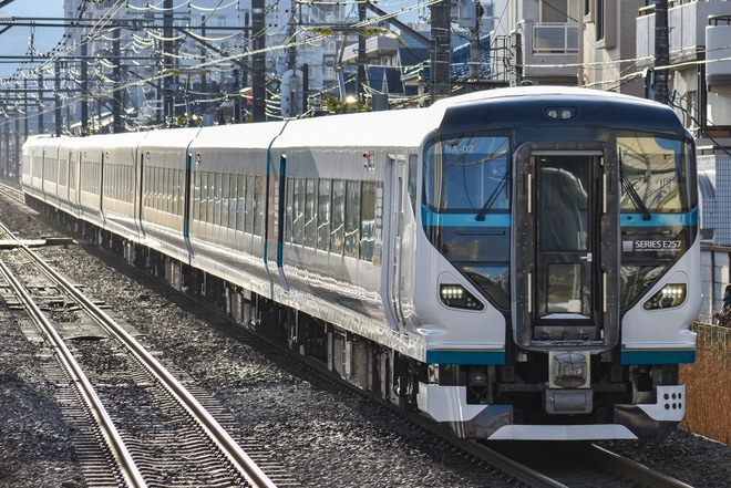 【JR東】E257系NA-02編成長野総合車両センター出場回送を西八王子駅で撮影した写真