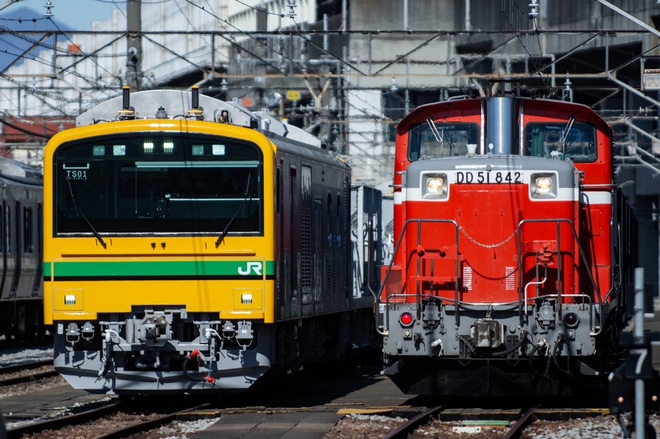 【JR東】GV-E197系とDD51-842が並べられるを高崎駅付近で撮影した写真