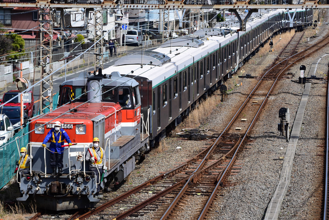 【東急】2020系2143F J-TREC横浜出場甲種を逗子駅で撮影した写真