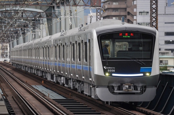 【小田急】新型車両5000形5056×10(5056F)日中本線試運転を厚木駅で撮影した写真
