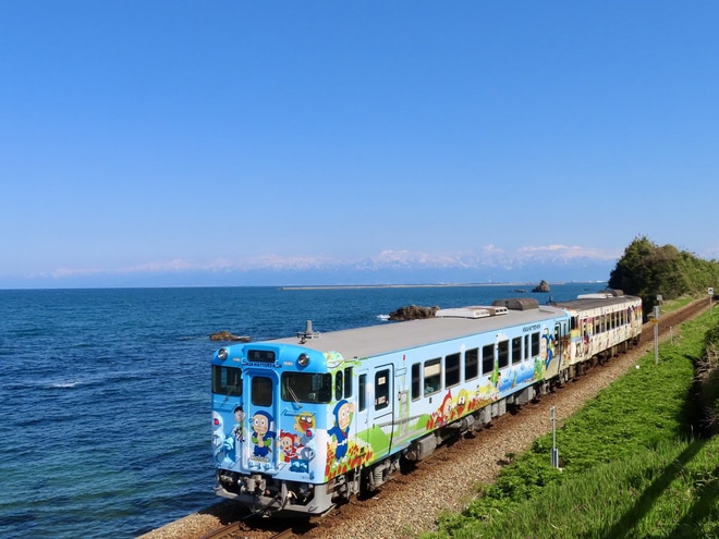 【JR西】スカイブルー単色塗装のキハ40-2084が「ハットリくん列車」にを不明で撮影した写真