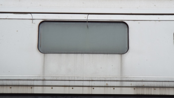 【JR北】789系付属編成の前面がベニヤ板で塞がれるを苗穂工場付近で撮影した写真