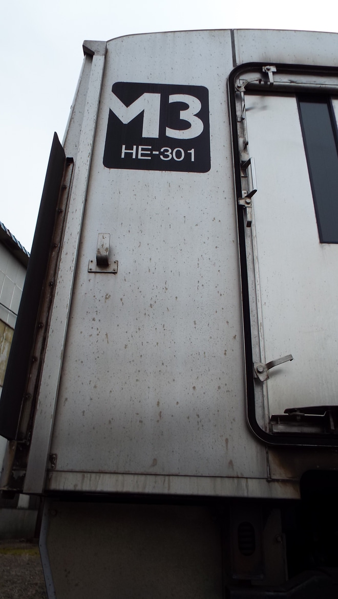【JR北】789系付属編成の前面がベニヤ板で塞がれるを苗穂工場付近で撮影した写真