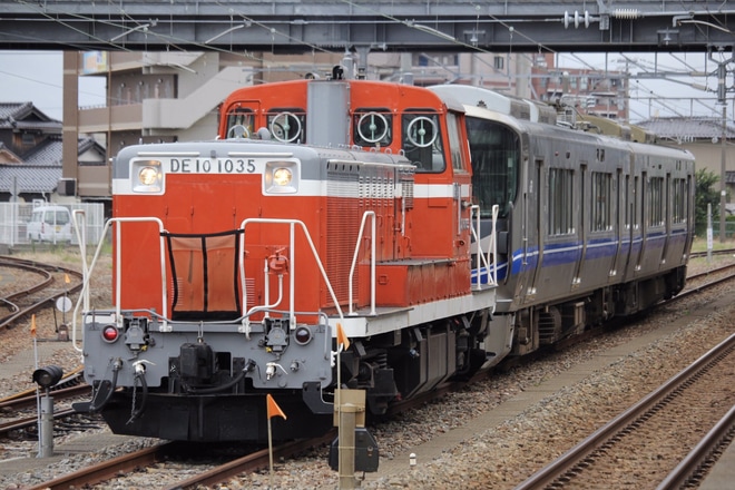 【JR西】521系J06編成金沢総合車両所入場回送を松任駅で撮影した写真