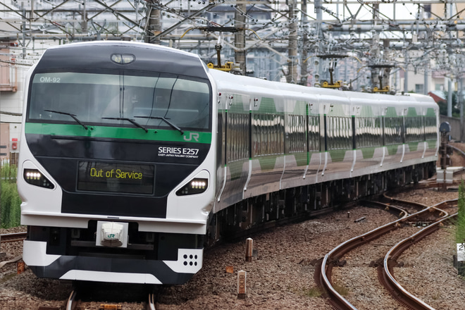 【JR東】E257系 オオOM-92編成 八王子支社管内現車訓練送り込みを立川駅で撮影した写真