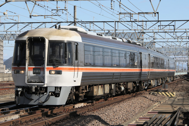 【JR海】キハ85系キロ85-1とキハ84-301出場試運転を岐阜駅で撮影した写真