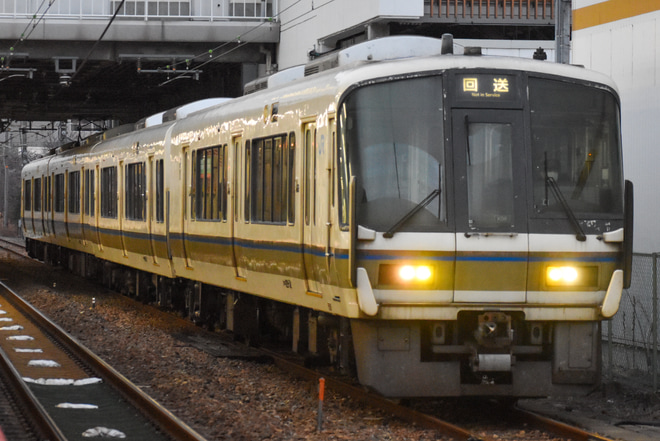【JR西】221系K06編成が吹田総合車両所本所入場を茨木駅で撮影した写真
