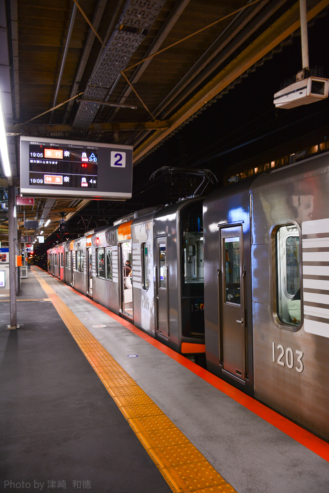 【近鉄】阪神1000系8連による近鉄奈良線急行列車が運転を大和西大寺駅で撮影した写真