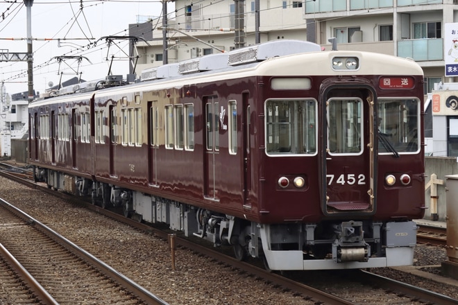 【阪急】7300系7302×2R(7302F) 正雀工場出場回送を茨木市駅で撮影した写真