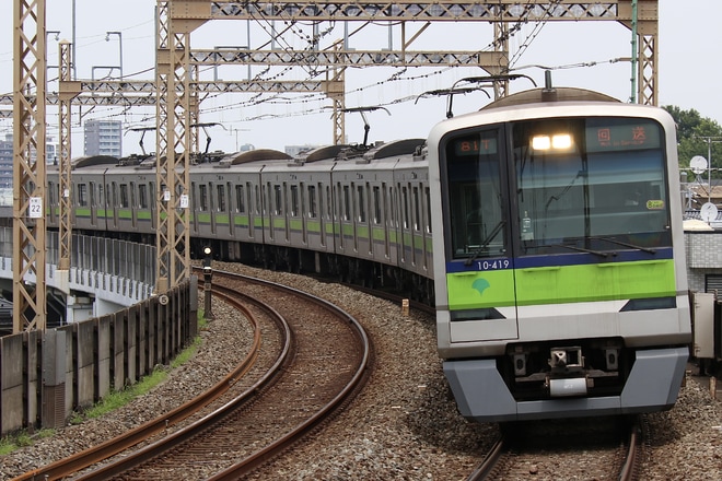 【都営】10-300形10-410F廃車回送を京王稲田堤駅で撮影した写真