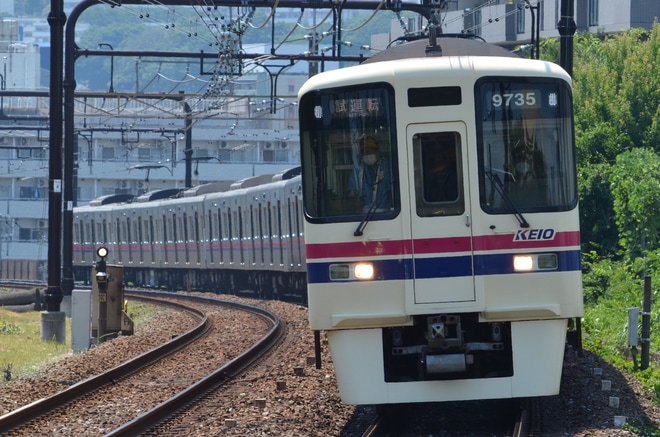 【京王】9000系9735F若葉台工場出場試運転を京王永山駅で撮影した写真