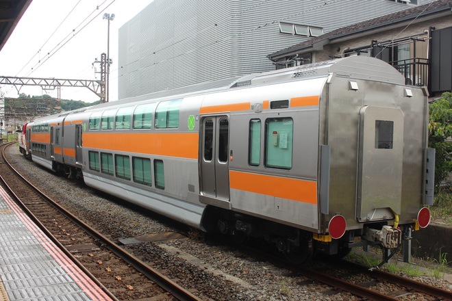 【JR東】E233系中央線快速用グリーン車2両 J-TREC甲種輸送を逗子駅で撮影した写真