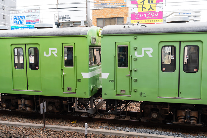 【JR西】103系NS407編成+NS409編成 廃車回送 ウグイス色の103系が消滅を西九条駅で撮影した写真