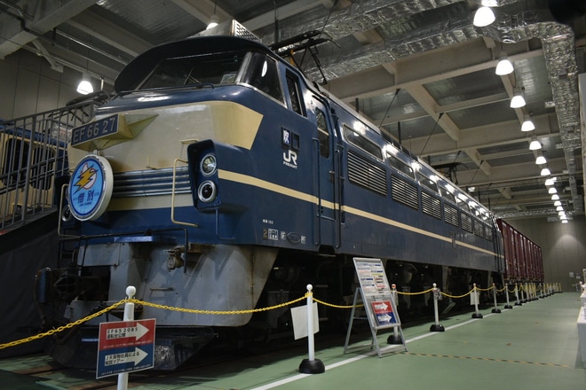 【JR西】「JR貨物の電気機関車とコンテナ貨車の特別展示」でEF66-27、EF65-2085などが展示