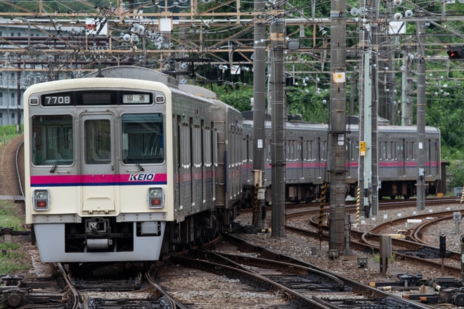 【京王】7000系7708F若葉台へ回送を若葉台駅で撮影した写真