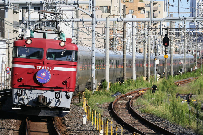 【JR東】EF81-98牽引 青森行きカシオペア紀行運転を尾久駅で撮影した写真