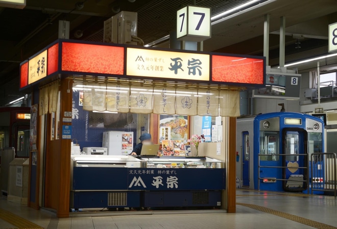 【近鉄】「志摩スペイン村ラッピングトレイン」が大阪上本町駅にて展示を大阪上本町駅で撮影した写真