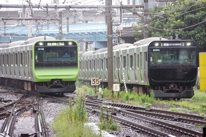 【JR東】E235系トウ15編成がブラックフェイスにを大崎駅で撮影した写真