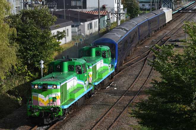 【JR北】伊豆急行『THE ROYAL EXPRESS』の2022年最終運行がノロッコ塗装の機関車で運転を上川～安足間間で撮影した写真