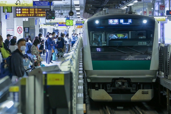 【JR東】E233系7000番台ハエ102編成が相鉄いずみ野線へを横浜駅で撮影した写真
