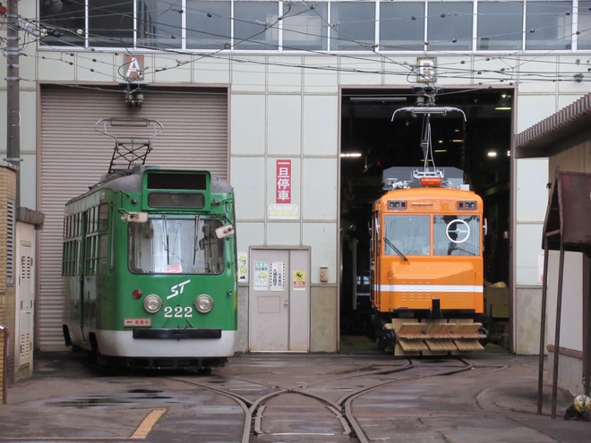 【札幌市交】雪20形雪23号がササラを付けられ電車事業所内で構内入換を電車事業所付近で撮影した写真