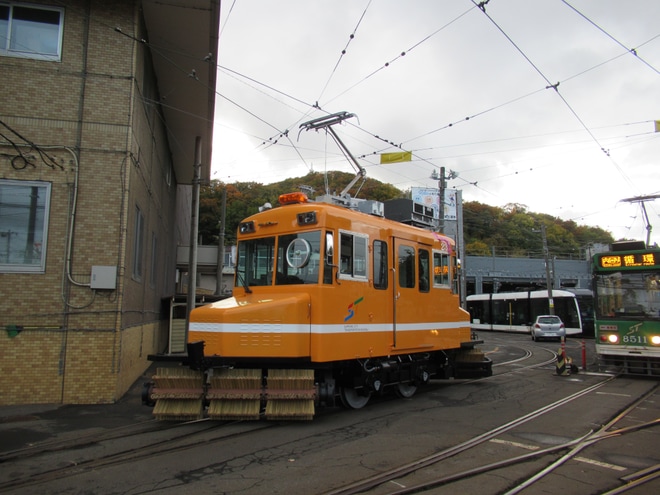 【札幌市交】雪20形雪23号がササラを付けられ電車事業所内で構内入換を電車事業所付近で撮影した写真