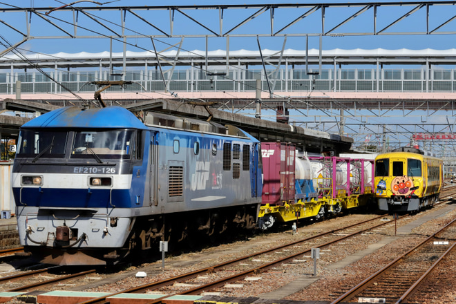 【JR四】きいろいアンパンマン列車2704号車が多度津工場での検査を終えて出場を多度津駅で撮影した写真