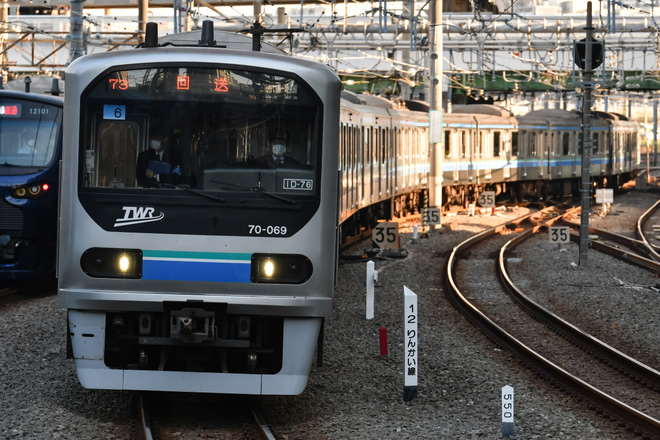 【東臨】70-000形Z6編成 東京総合車両センター入場を大崎駅で撮影した写真