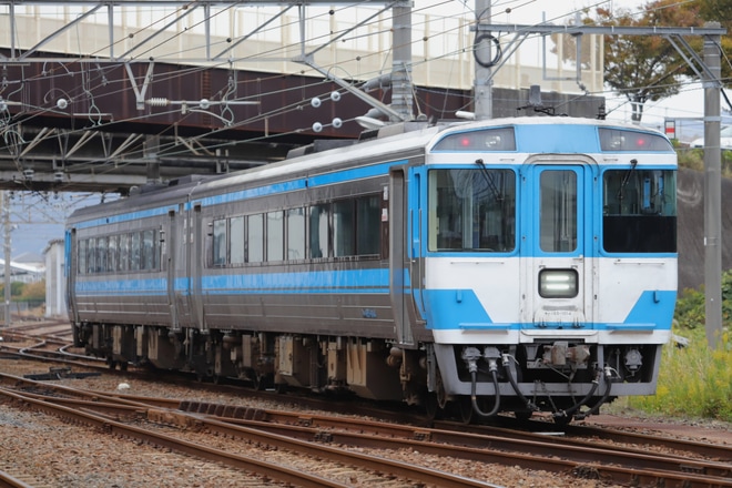 【JR四】キハ185系2両が多度津工場出場を多度津駅で撮影した写真